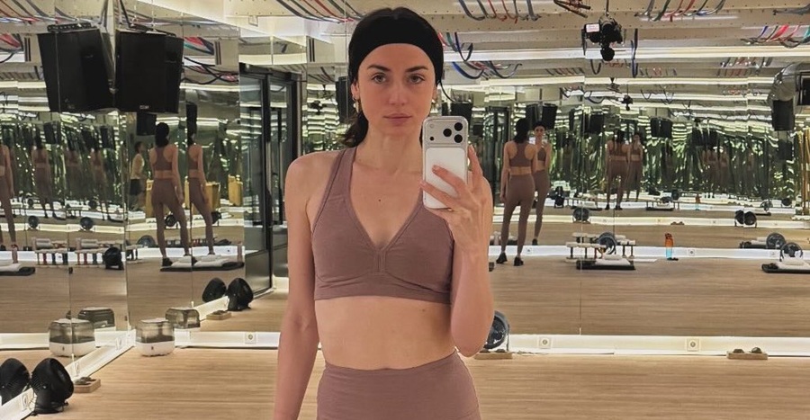 Ana de Armas Shares Stunning Gym Mirror Selfie as Fans Praise Her Fitness Dedication
